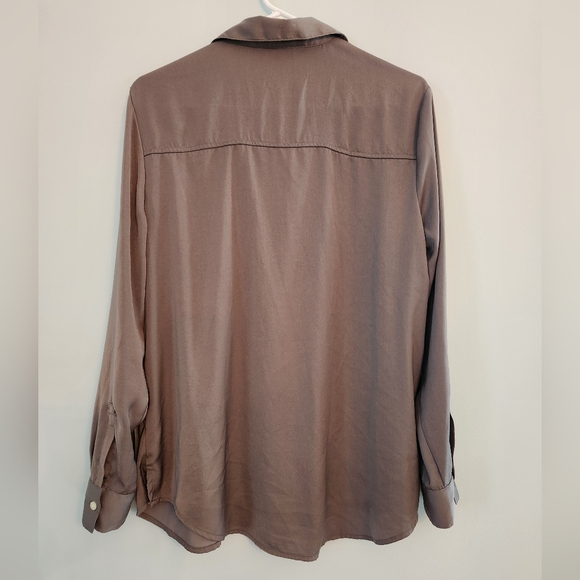 EUC GAP Womens Button up Blouse.  Grest Taupe Color.  Very stylish.   Size M - Picture 4 of 4